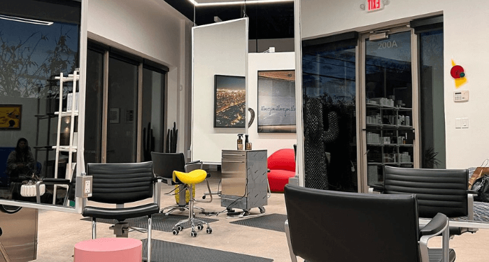 Adjustable salon mirrors